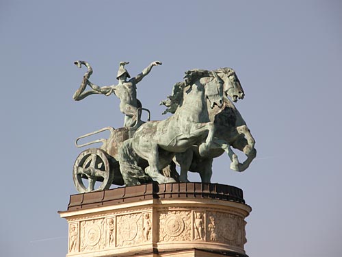 Скульптурные композиции на площади героев.