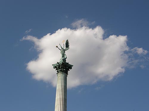 Скульптурные композиции на площади героев.